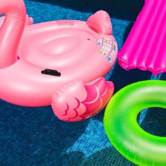 Akcesoria do nauki pływania dla dzieci – jakie zabawki wybrać do zabawy w wodzie