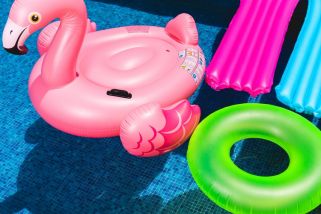 Akcesoria do nauki pływania dla dzieci – jakie zabawki wybrać do zabawy w wodzie