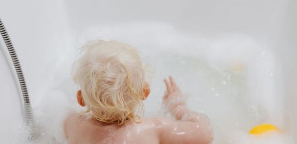Pielęgnacja skóry dziecka – szampony, płyny do kąpieli